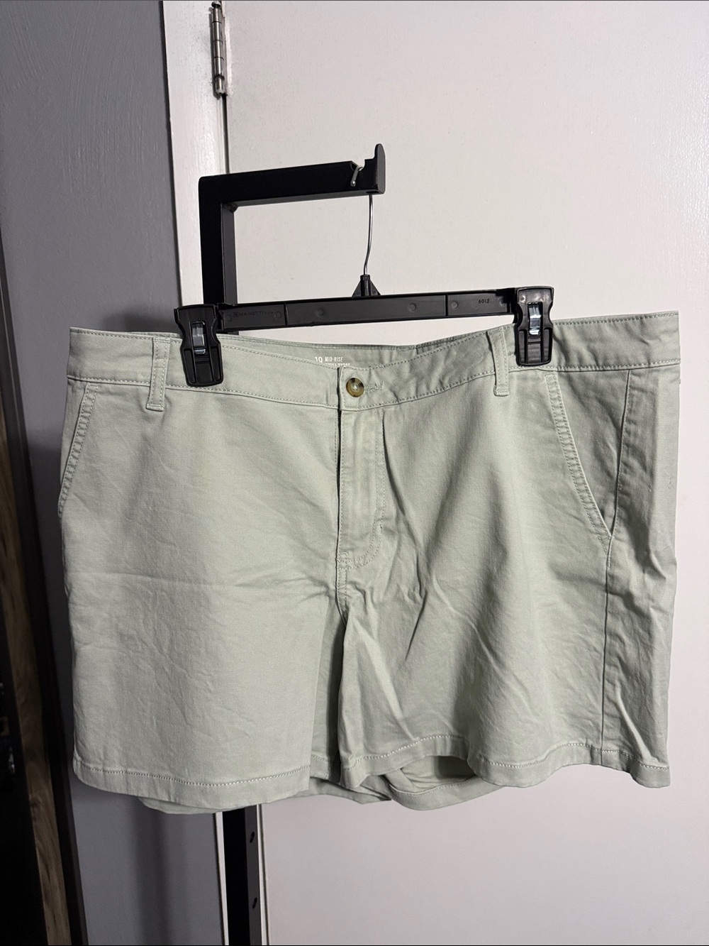 a.n.a Women’s Mid-Rise Twill Shorts 5” Inseam Light Green Shorts.